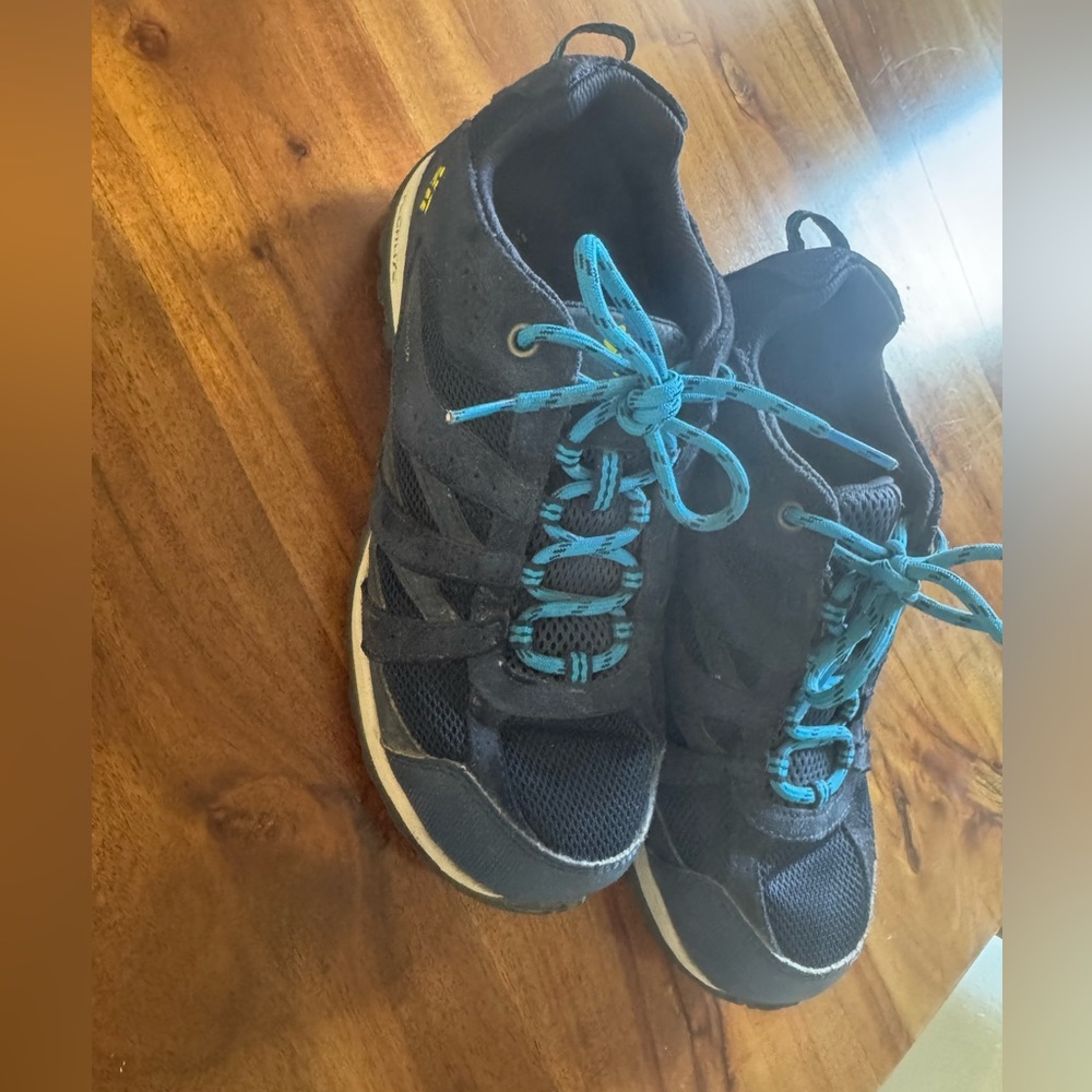 Boys Columbia hiking sneaker size 7